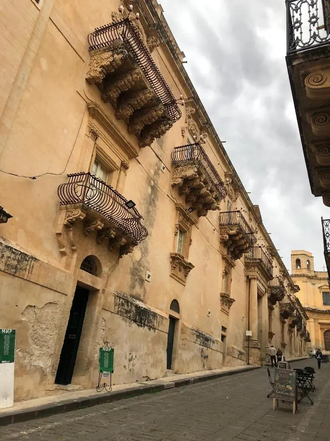 Artroom Garden Noto